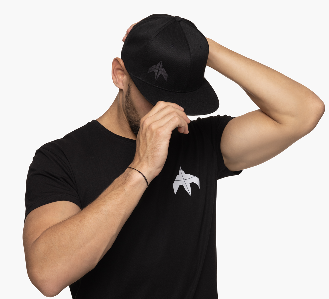 Cap_Archon_Black_Lifestyle_LF_1.png